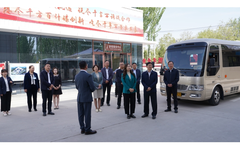 自治區人大常委會副主任、總工會主席沈左權率領自治區人大督查調研團，蒞臨銀川伊百盛調研